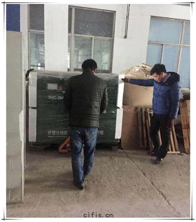 薩(sà)震工作人員(yuán)在(zài)安裝空(kōng)壓機(jī)