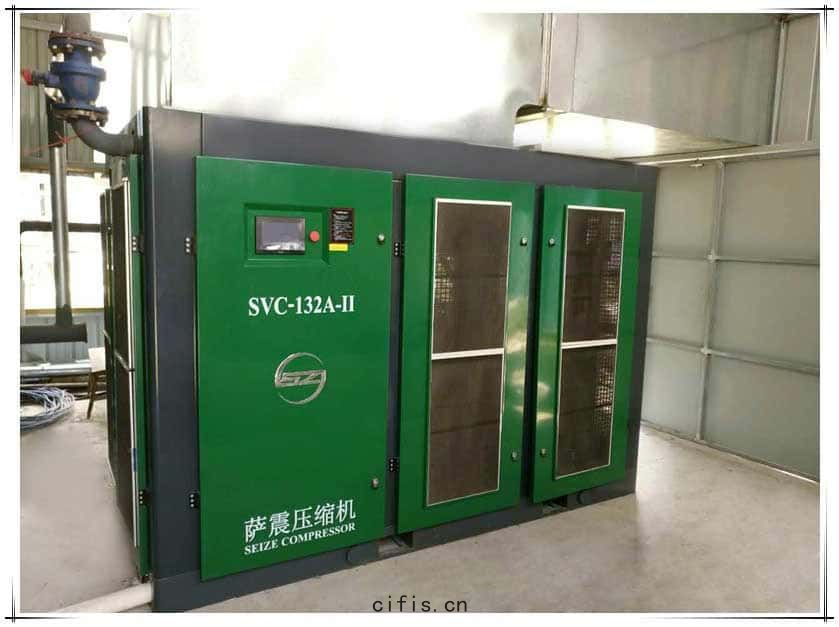 薩(sà)震永磁(cí)變頻(pín)雙級壓縮螺杆空(kōng)壓機在(zài)試(shì)機