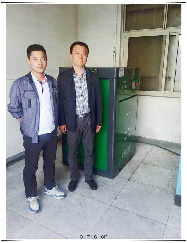 客戶與薩(sà)震空壓機合(hé)影(yǐng)