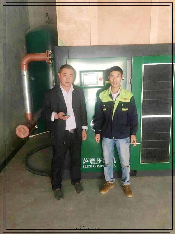 客(kè)戶(hù)與薩震空壓機(jī)合(hé)影