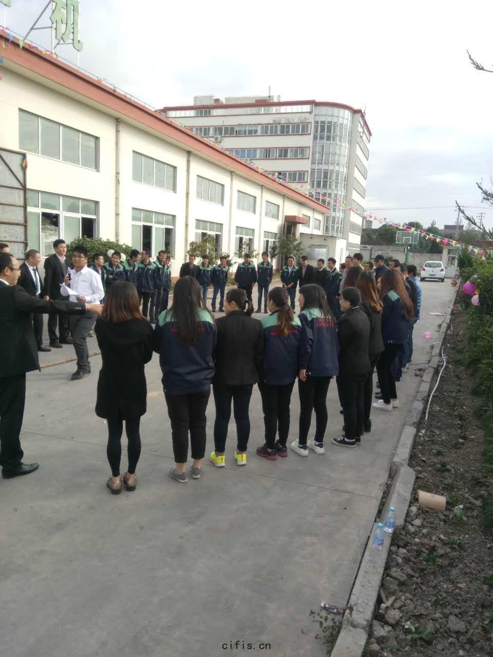 薩震節能(néng)空壓機拔河(hé)比賽(sài)分隊