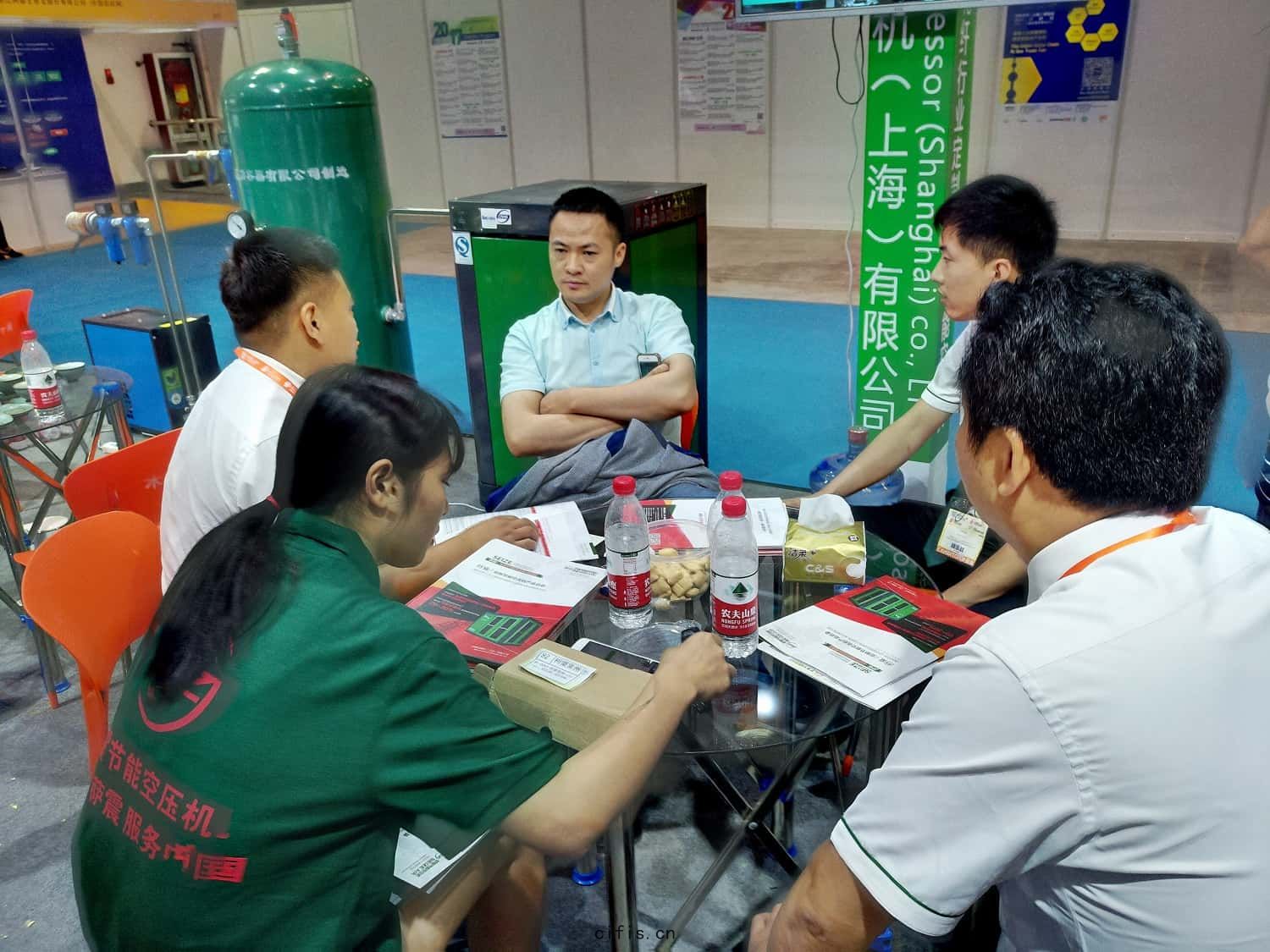 薩震意(yì)向客(kè)戶(hù)深入交流(liú)