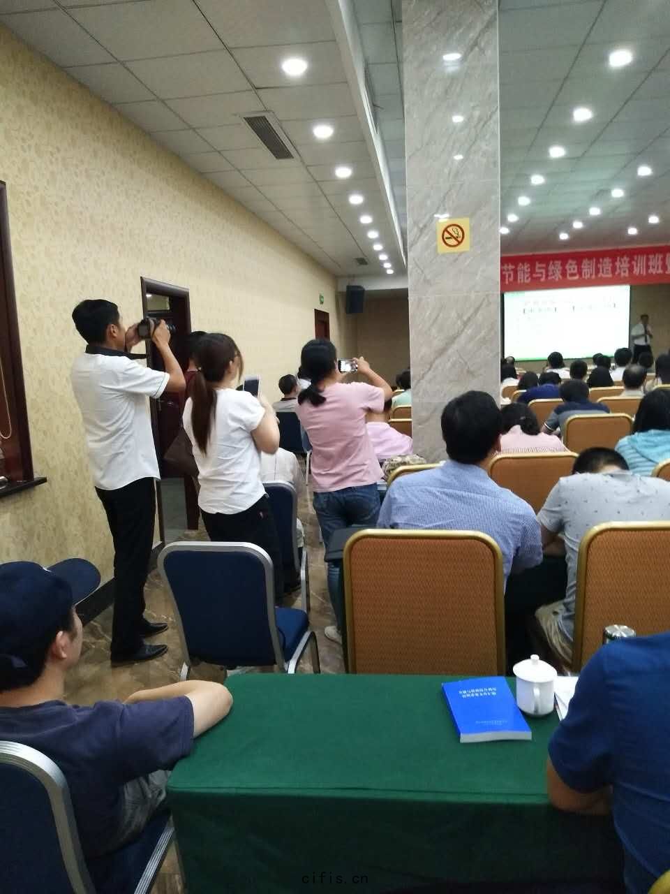 現在觀眾(zhòng)拍照