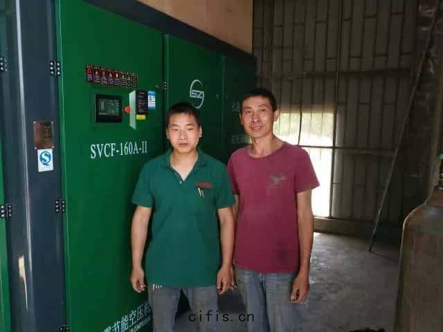 客戶在(zài)薩(sà)震節(jié)能空壓(yā)機(jī)前(qián)合影(yǐng)