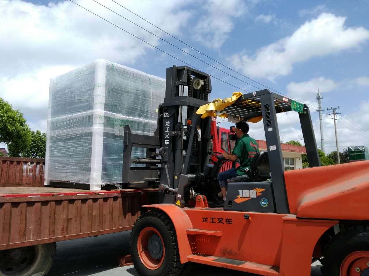 薩震(zhèn)90kw節能空壓機裝車