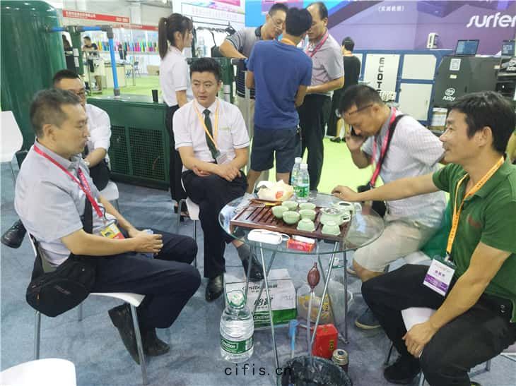 薩(sà)震節能空壓(yā)機展(zhǎn)會(huì)現(xiàn)場(cháng)洽談(tán)