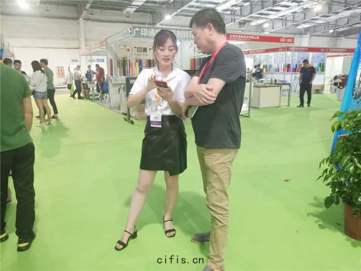 薩震美女銷(xiāo)售在展會上(shàng)為(wéi)客戶(hù)講(jiǎng)解