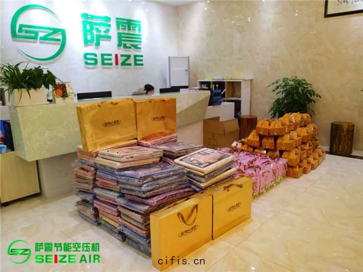 滿(mǎn)滿的中(zhōng)秋禮(lǐ)品(pǐn)整(zhěng)齊(qí)拜訪(fǎng)