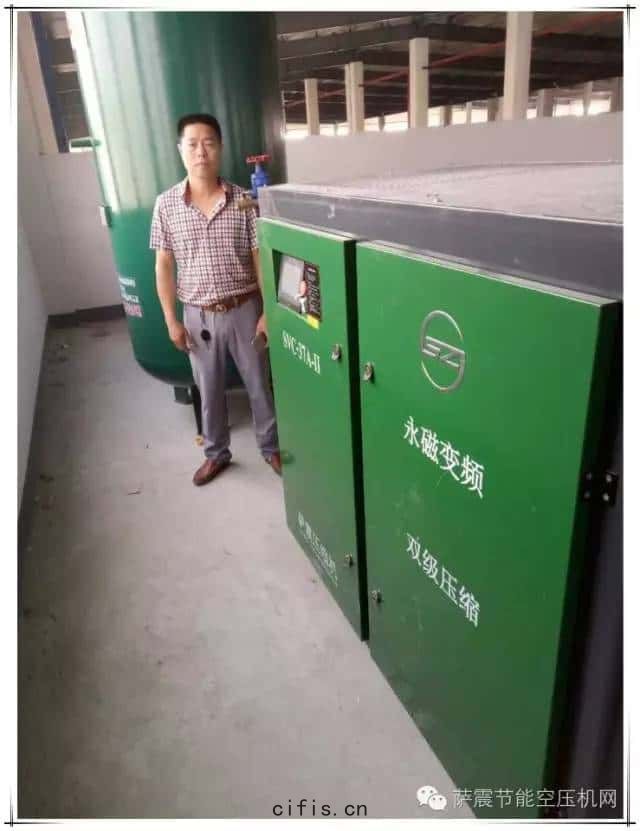 客戶與薩震(zhèn)空壓(yā)機合影