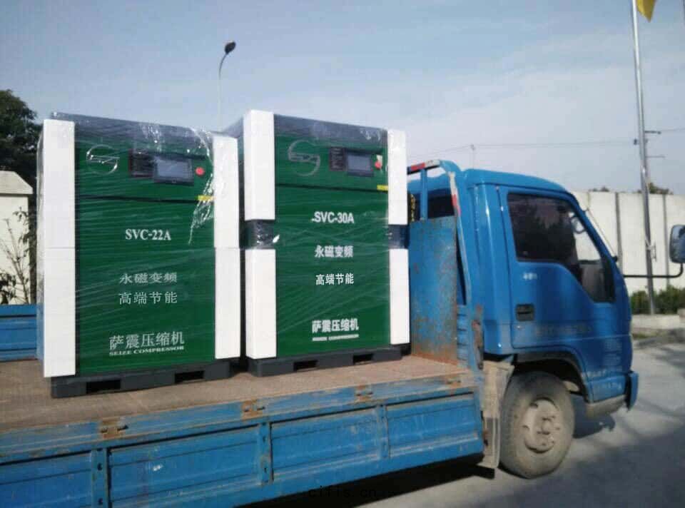 薩震工(gōng)作人員在調試(shì)機(jī)器