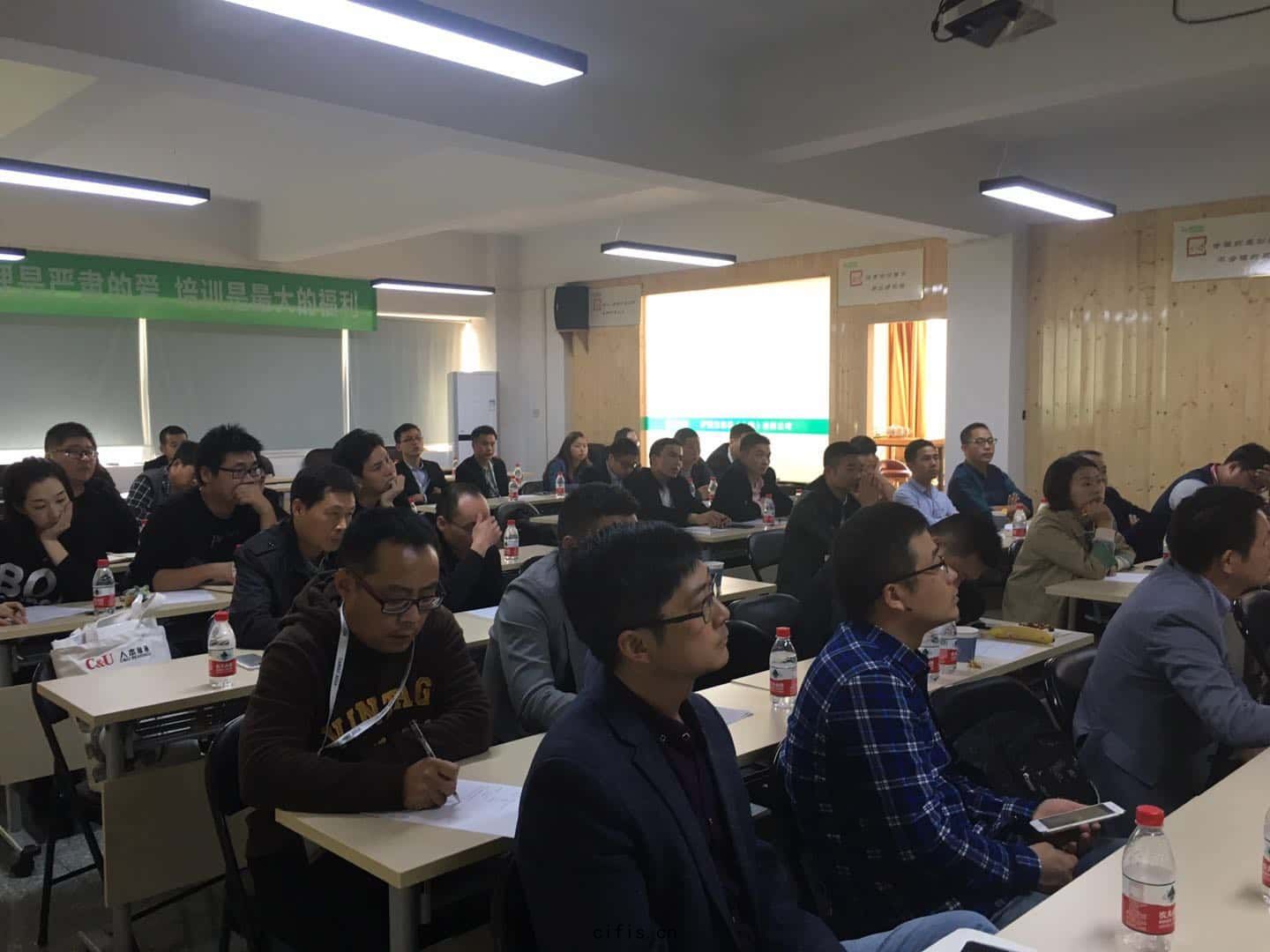 薩震(zhèn)節(jié)能空壓(yā)機(jī)招商培(péi)訓(xùn)現(xiàn)場