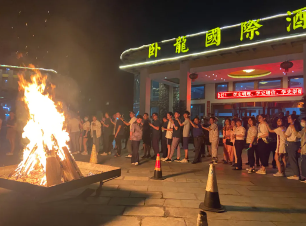 薩(sà)震空壓機到(dào)達酒店(diàn)後(hòu)，晚(wǎn)上(shàng)舉辦(bàn)篝火晚(wǎn)會，大家(jiā)載歌載舞(wǔ)，非常開心！