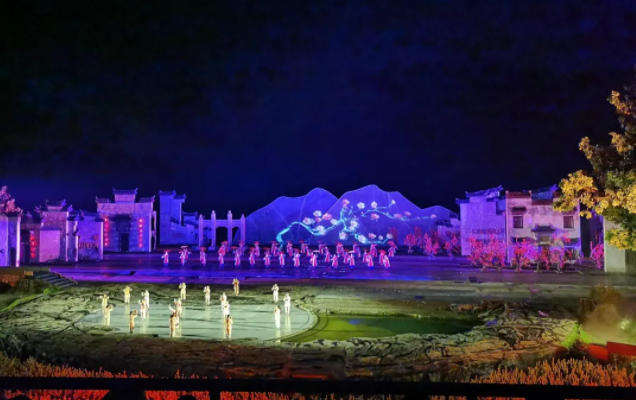 晚上(shàng)，大家(jiā)又觀看(kàn)了大型山(shān)水(shuǐ)實景表(biǎo)演《夢裏老(lǎo)家》
