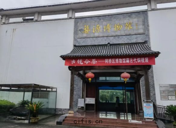 薩(sà)震(zhèn)空壓機(jī)一(yī)行人參觀(guān)婺源(yuán)博(bó)物館(guǎn)，感(gǎn)受一(yī)方文化(huà)。