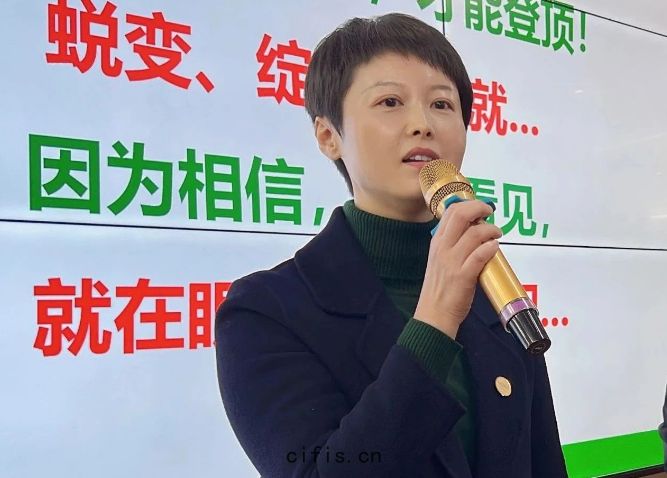 薩(sà)震節能(néng)空壓機專注於降低用戶的用電(diàn)成(chéng)本(běn)，可行業定(dìng)製空(kōng)壓(yā)機