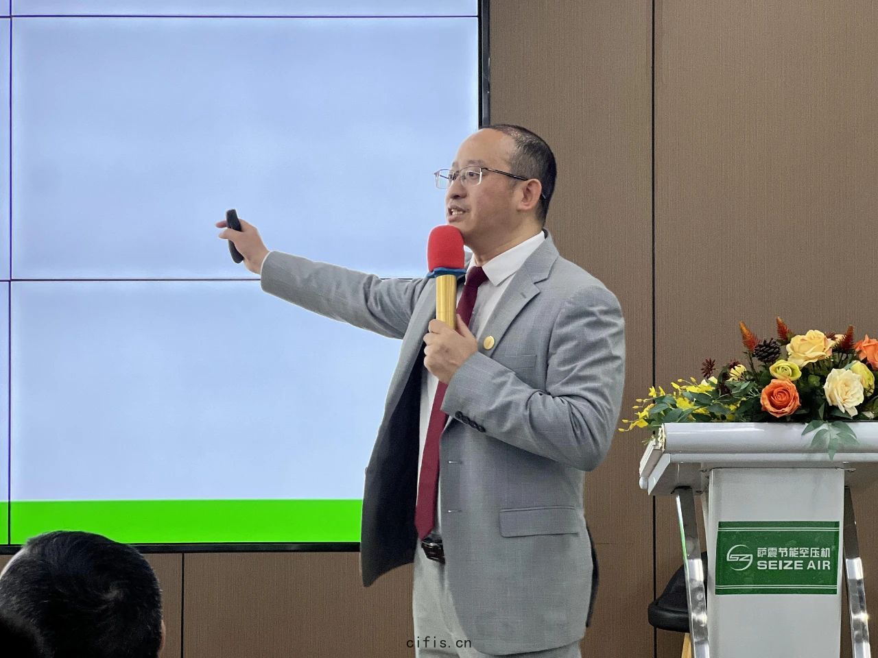 薩(sà)震(zhèn)節(jié)能(néng)空壓機總經(jīng)理程(chéng)紅(hóng)星