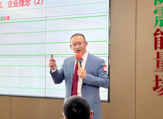 薩(sà)震節能空(kōng)壓機總(zǒng)經(jīng)理程紅(hóng)星